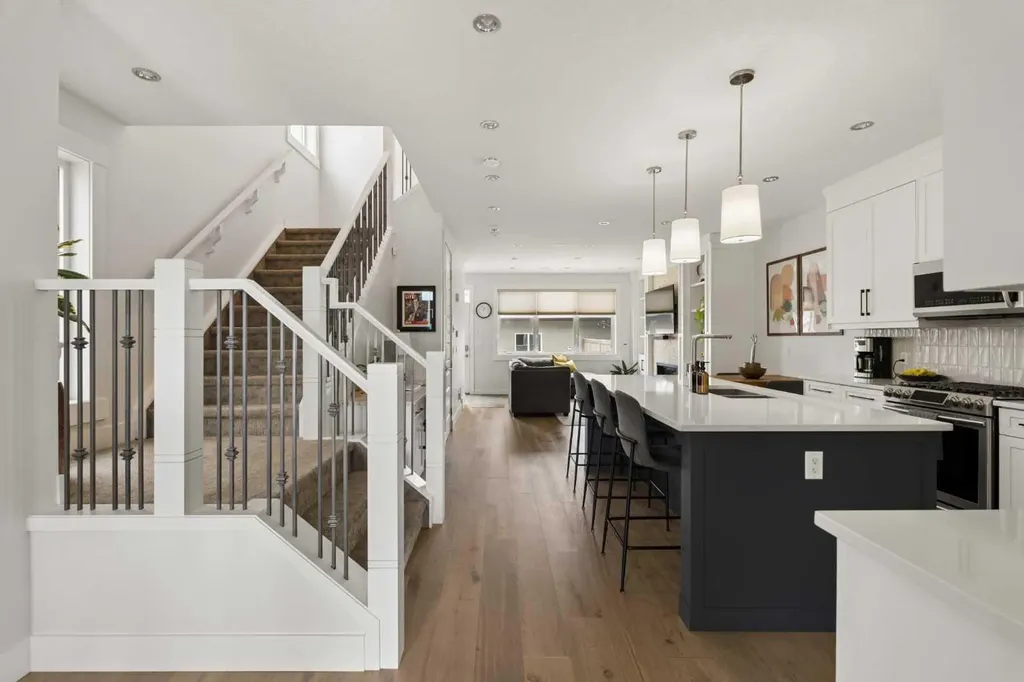 3818 2 Street NW Calgary AB T2K 0Y4