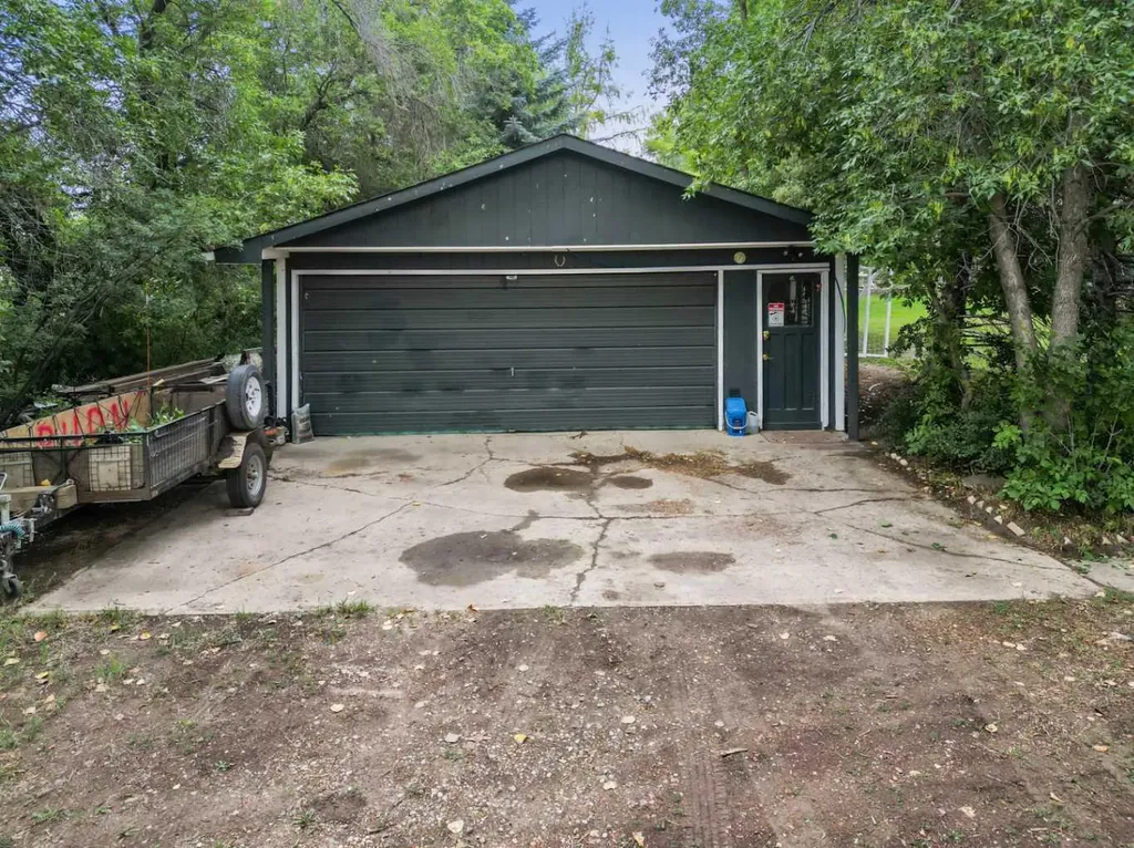 261017 Range Road 244 Rural Wheatland County AB T1P 0L1