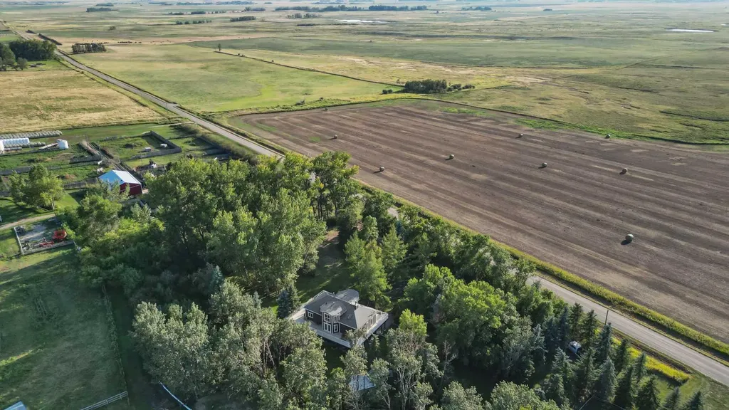 261017 Range Road 244 Rural Wheatland County AB T1P 0L1