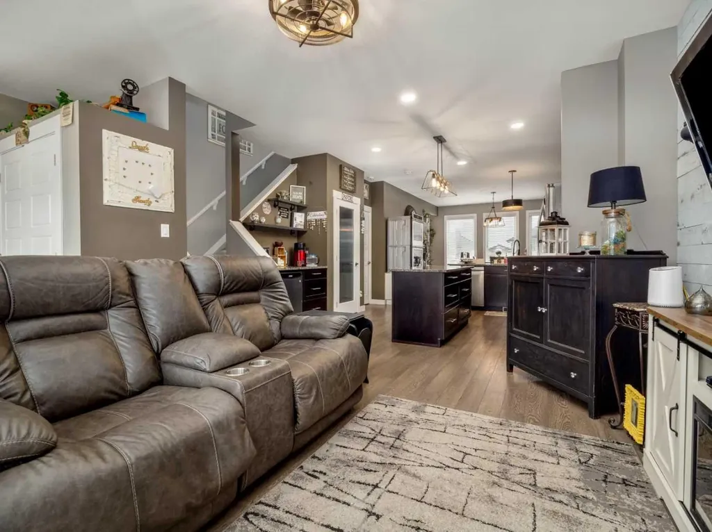 527 Moonlight Lane W Lethbridge AB T1J 5K1