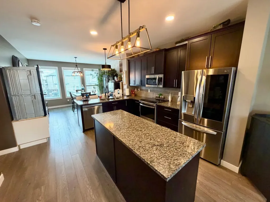 527 Moonlight Lane W Lethbridge AB T1J 5K1