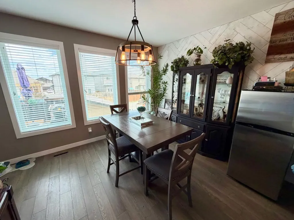 527 Moonlight Lane W Lethbridge AB T1J 5K1