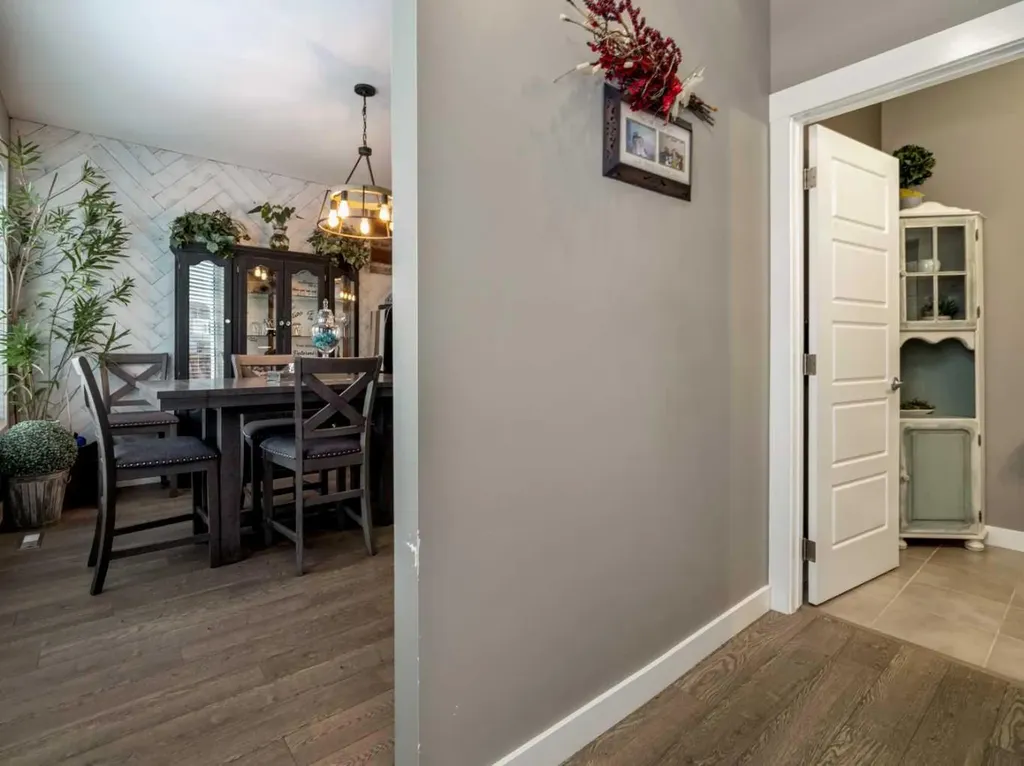 527 Moonlight Lane W Lethbridge AB T1J 5K1