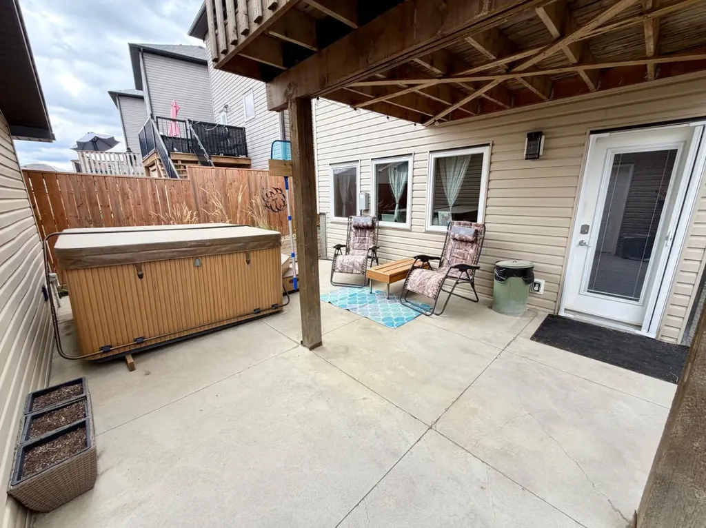 527 Moonlight Lane W Lethbridge AB T1J 5K1