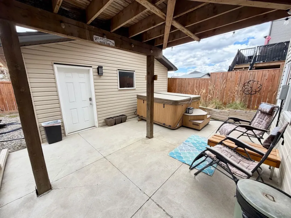 527 Moonlight Lane W Lethbridge AB T1J 5K1