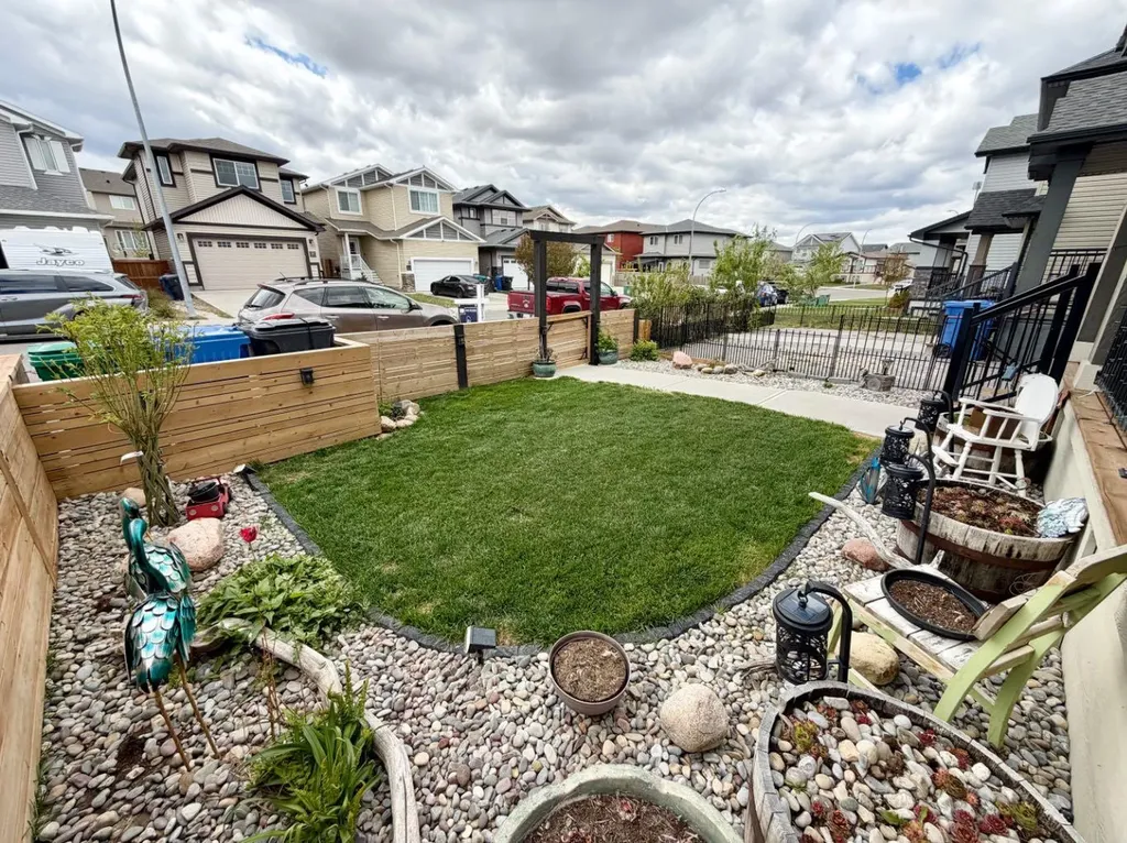 527 Moonlight Lane W Lethbridge AB T1J 5K1