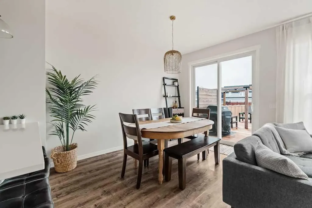 77 Magnolia Heath SE Calgary AB T3M 2Z7