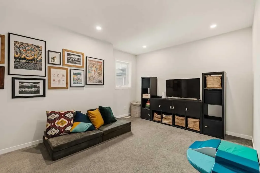 77 Magnolia Heath SE Calgary AB T3M 2Z7