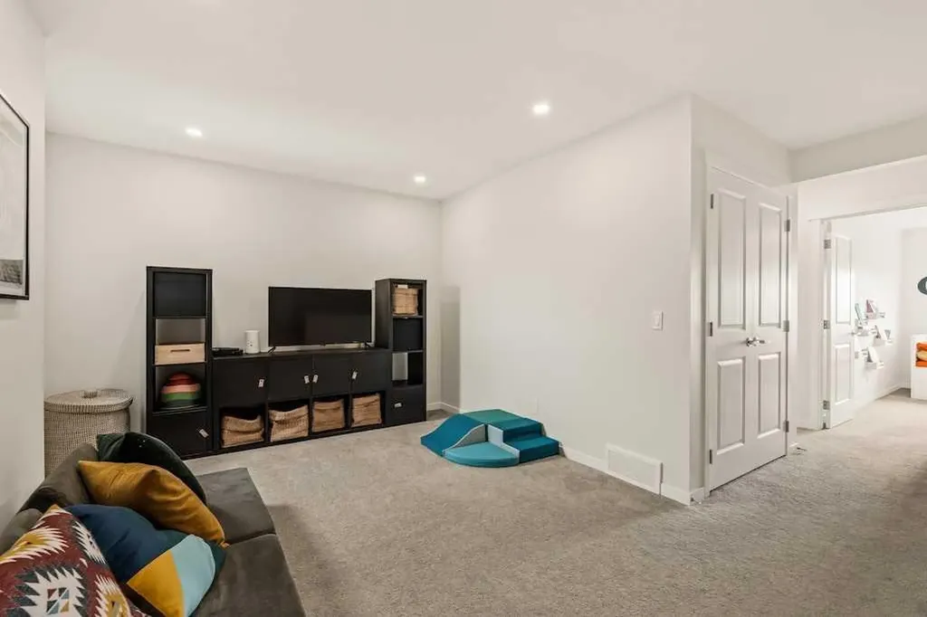 77 Magnolia Heath SE Calgary AB T3M 2Z7