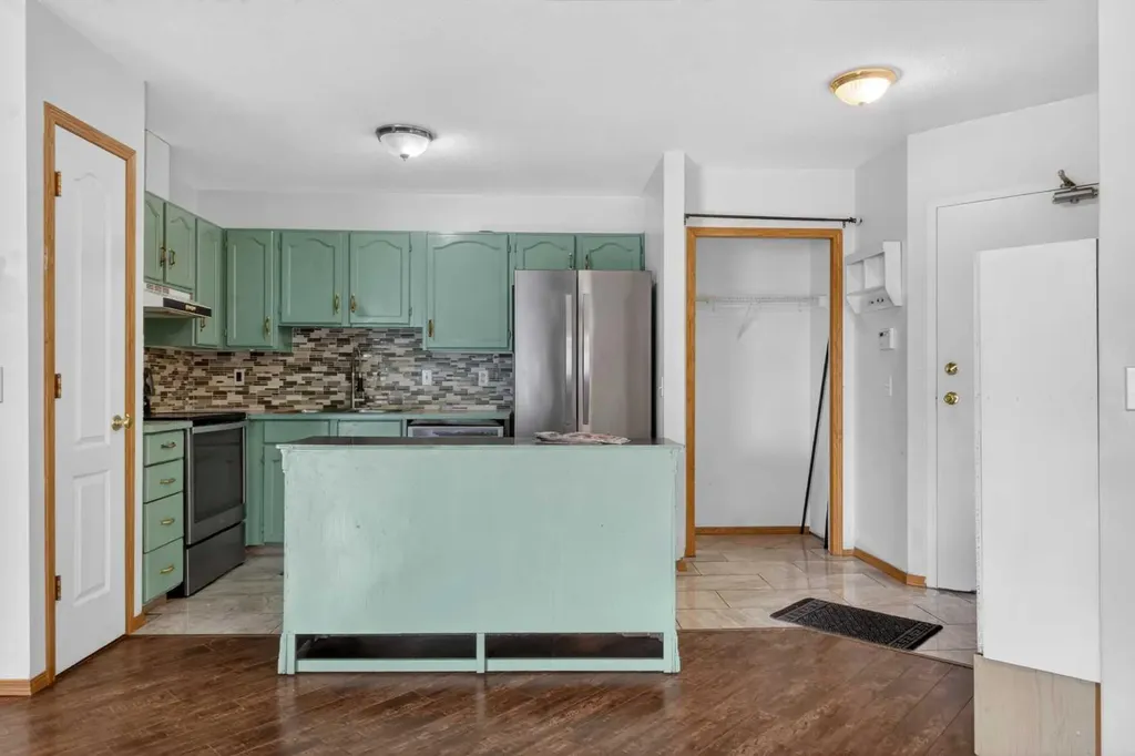 1715 35 Street SE Calgary AB T2A 1B4