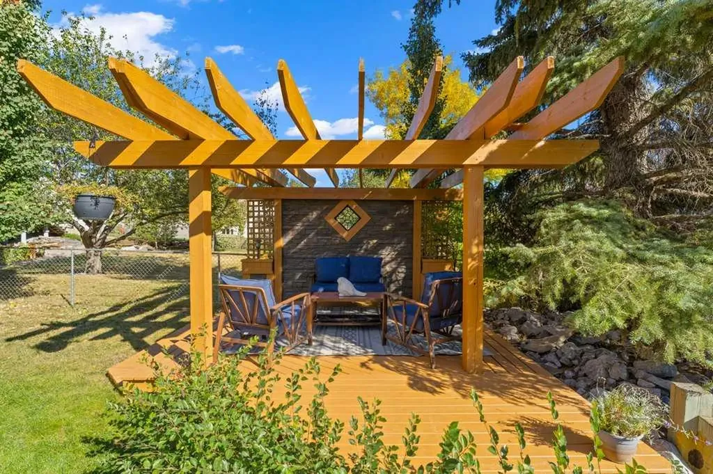 71 Green Meadow Drive Strathmore AB T1P 1L3