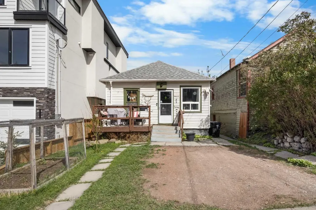 2520 16b Street SW Calgary AB T2T 4L9