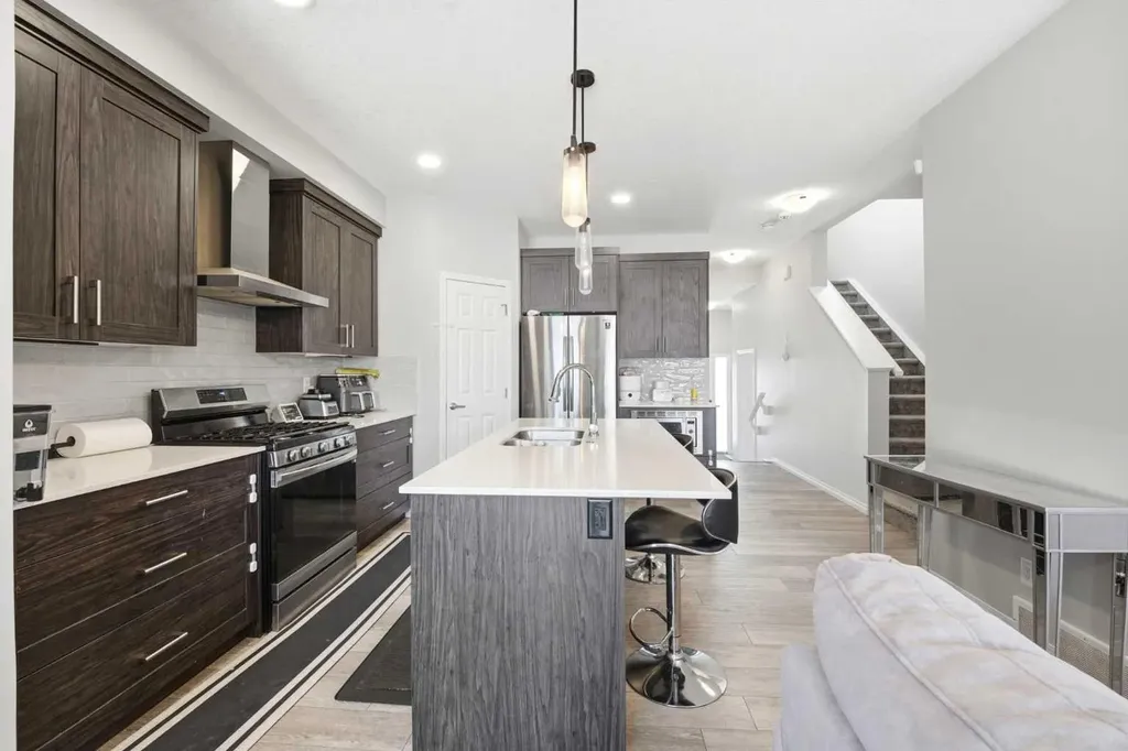 121 Carringvue Park NW Calgary AB T3P 1L1