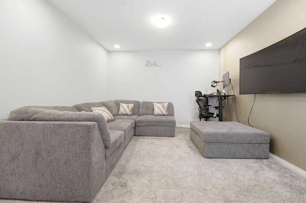 121 Carringvue Park NW Calgary AB T3P 1L1
