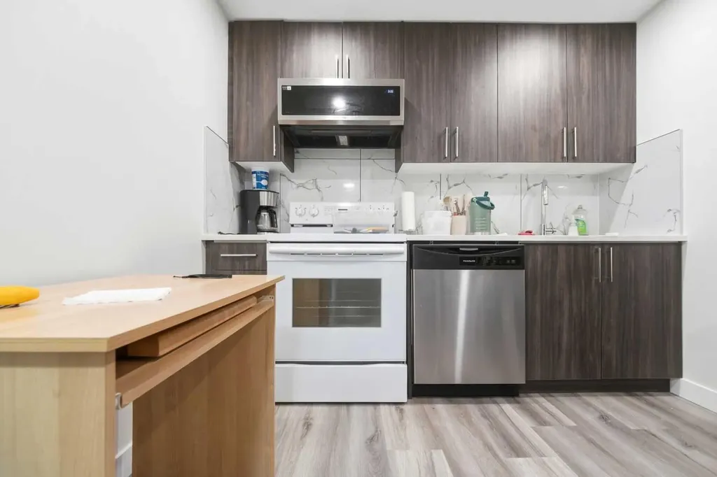 121 Carringvue Park NW Calgary AB T3P 1L1