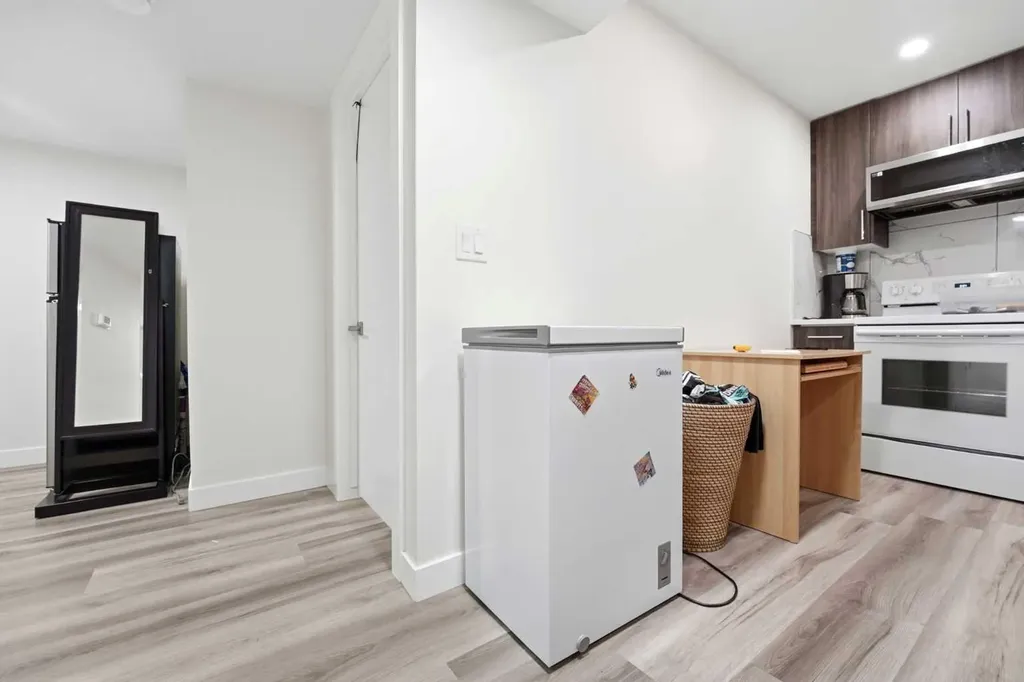 121 Carringvue Park NW Calgary AB T3P 1L1