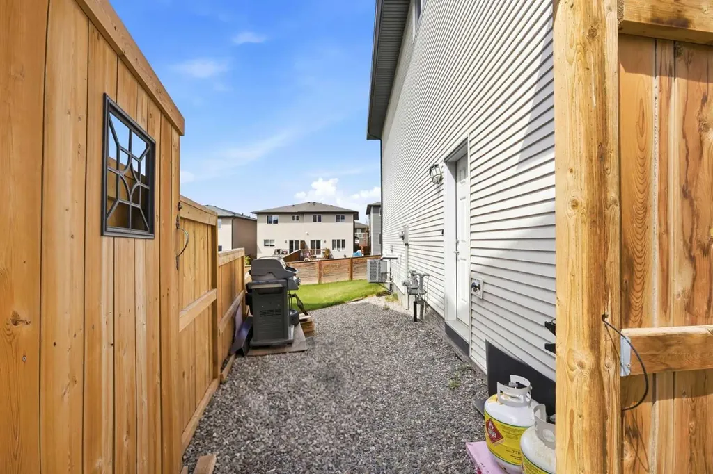 121 Carringvue Park NW Calgary AB T3P 1L1
