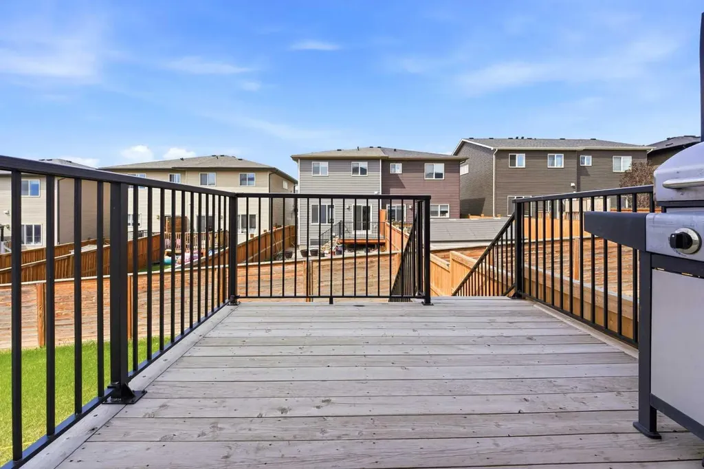 121 Carringvue Park NW Calgary AB T3P 1L1
