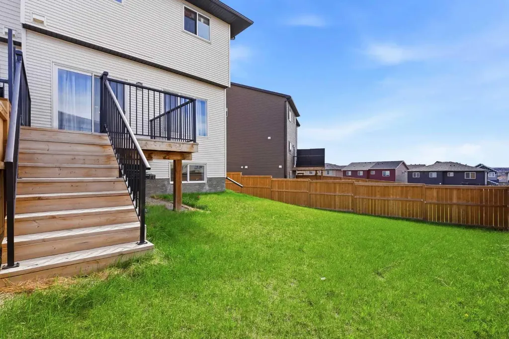 121 Carringvue Park NW Calgary AB T3P 1L1