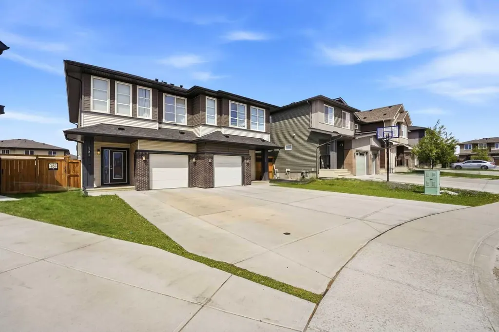 121 Carringvue Park NW Calgary AB T3P 1L1