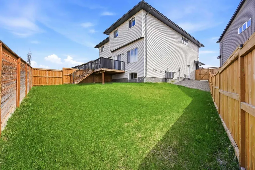 121 Carringvue Park NW Calgary AB T3P 1L1