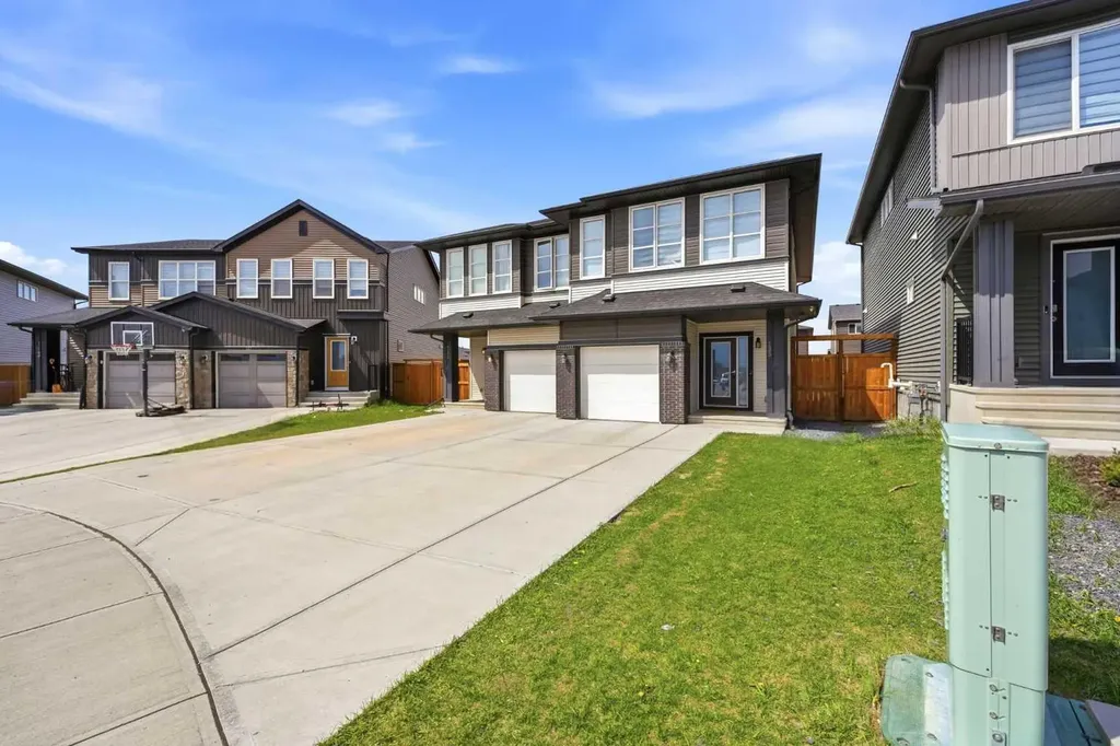 121 Carringvue Park NW Calgary AB T3P 1L1