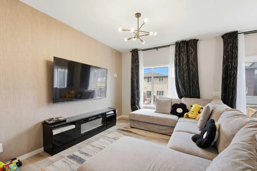 121 Carringvue Park NW Calgary AB T3P 1L1