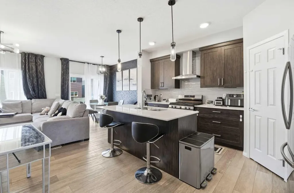 121 Carringvue Park NW Calgary AB T3P 1L1
