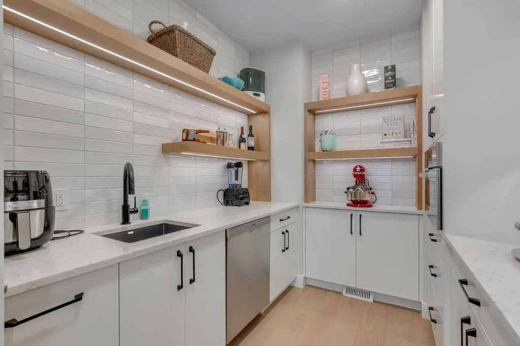 100 Elkton Close SW Calgary AB T3H 1W6