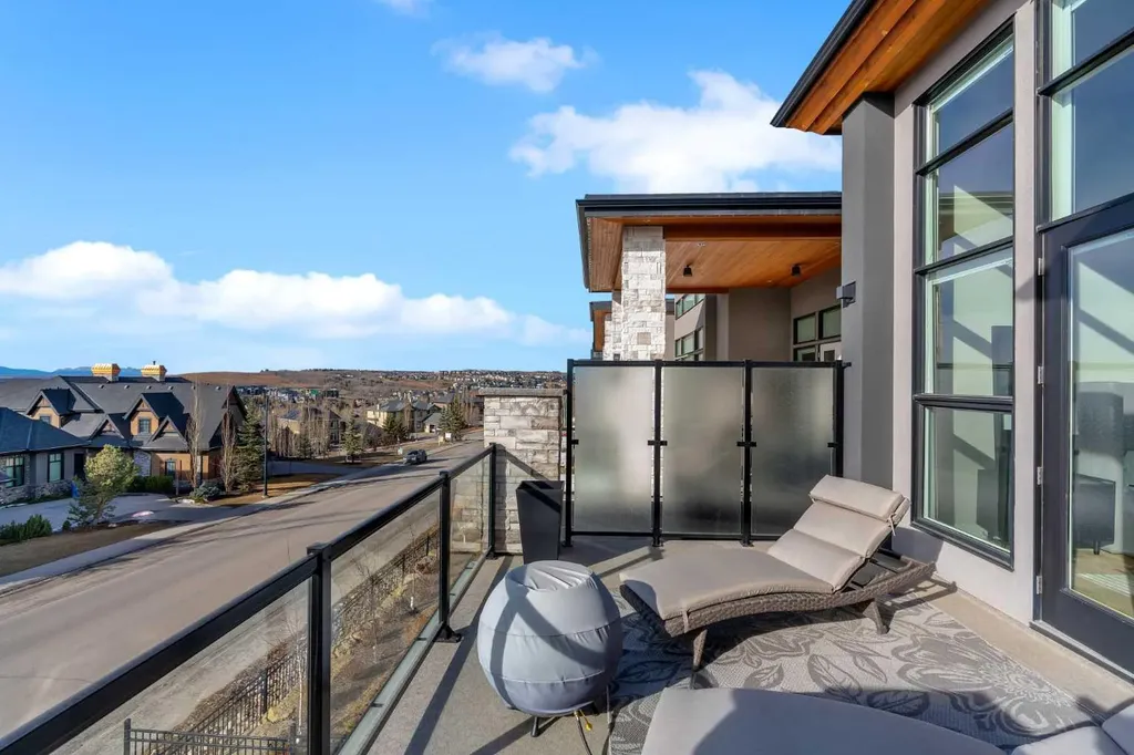 100 Elkton Close SW Calgary AB T3H 1W6