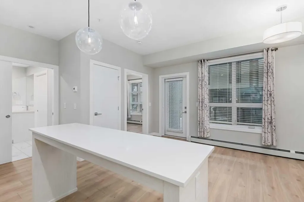 383 Smith Street NW Calgary AB T3B 6J9