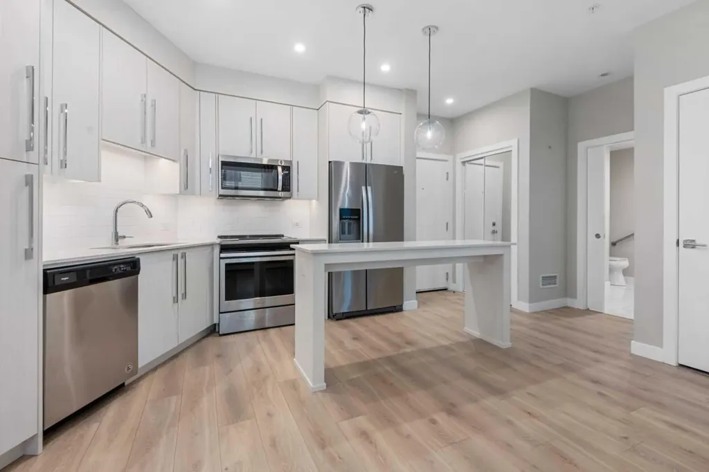 383 Smith Street NW Calgary AB T3B 6J9