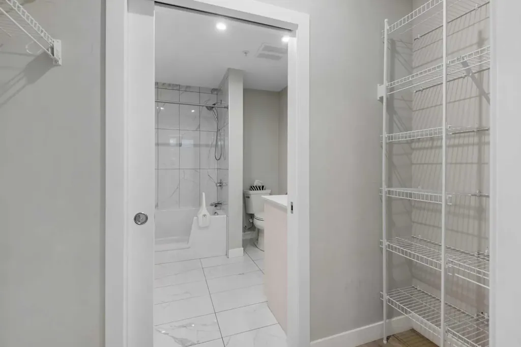 383 Smith Street NW Calgary AB T3B 6J9
