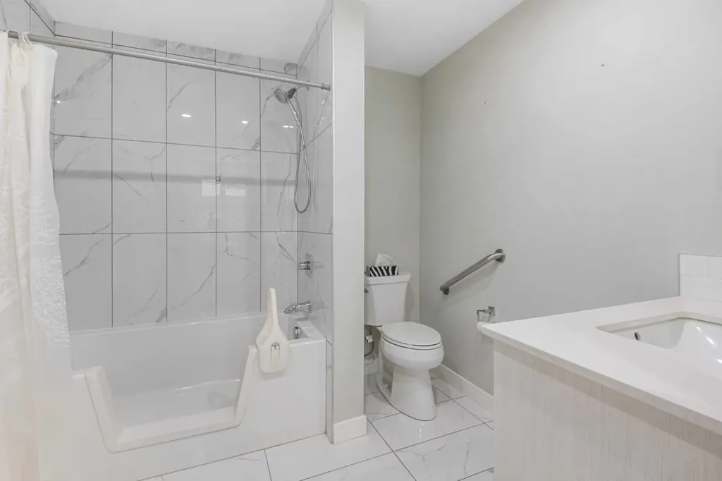 383 Smith Street NW Calgary AB T3B 6J9