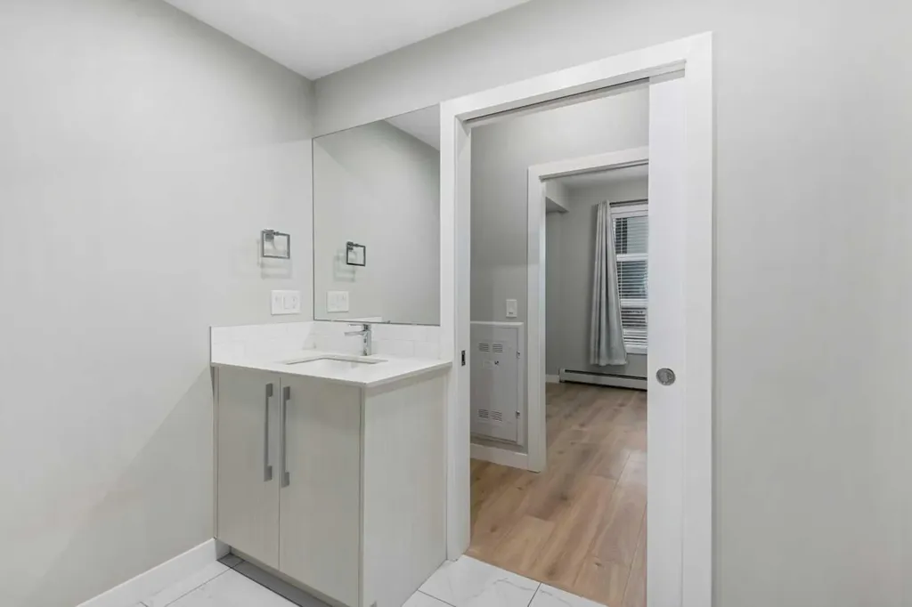 383 Smith Street NW Calgary AB T3B 6J9