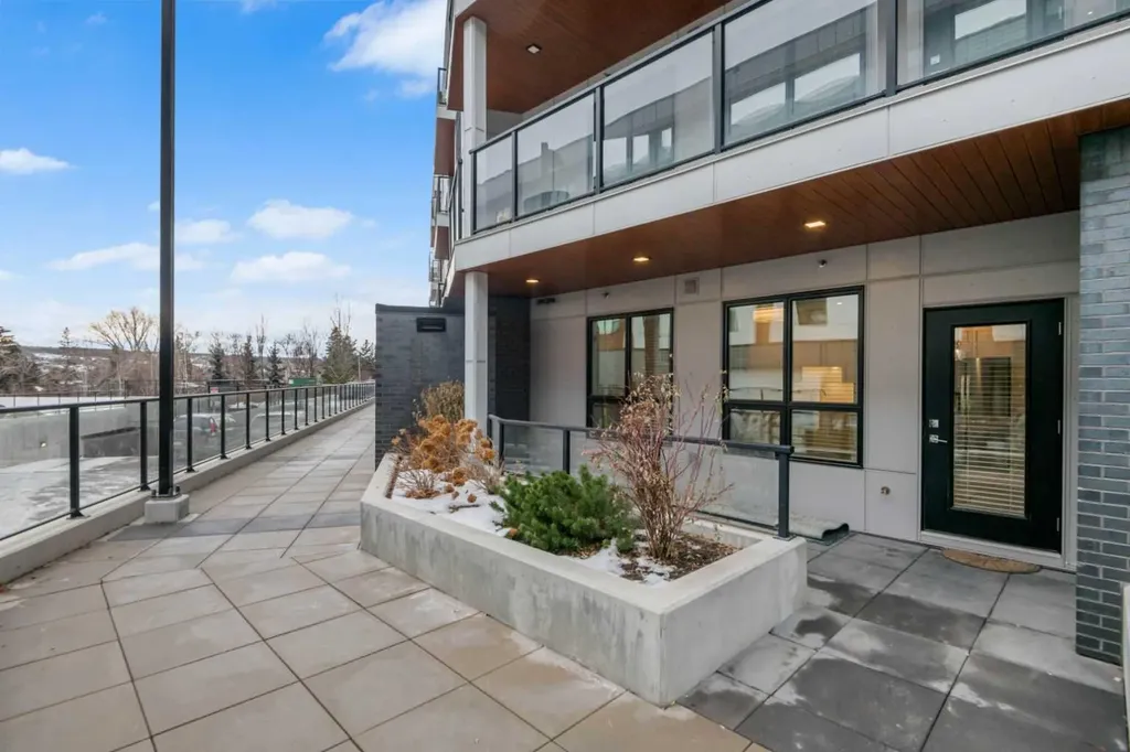 383 Smith Street NW Calgary AB T3B 6J9