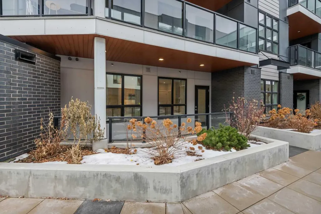 383 Smith Street NW Calgary AB T3B 6J9