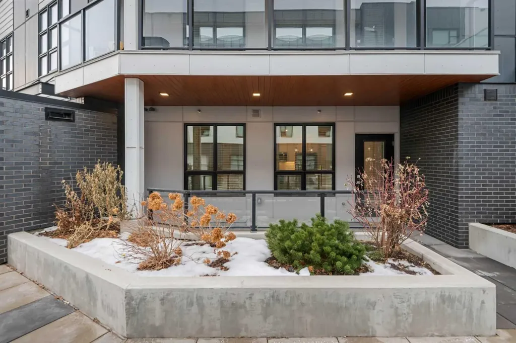 383 Smith Street NW Calgary AB T3B 6J9