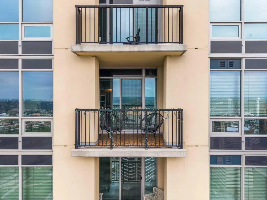 930 6 Avenue SW Calgary AB T2P 1J3