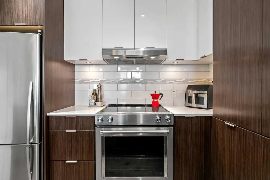 930 6 Avenue SW Calgary AB T2P 1J3