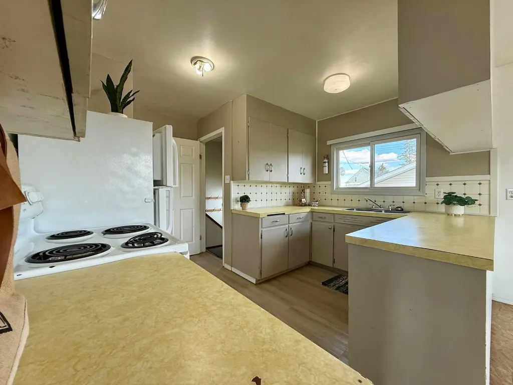 4643 52 Street Rycroft AB T0H 3A0