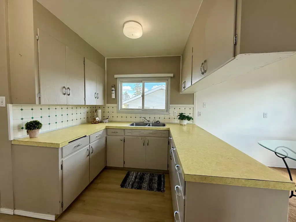 4643 52 Street Rycroft AB T0H 3A0