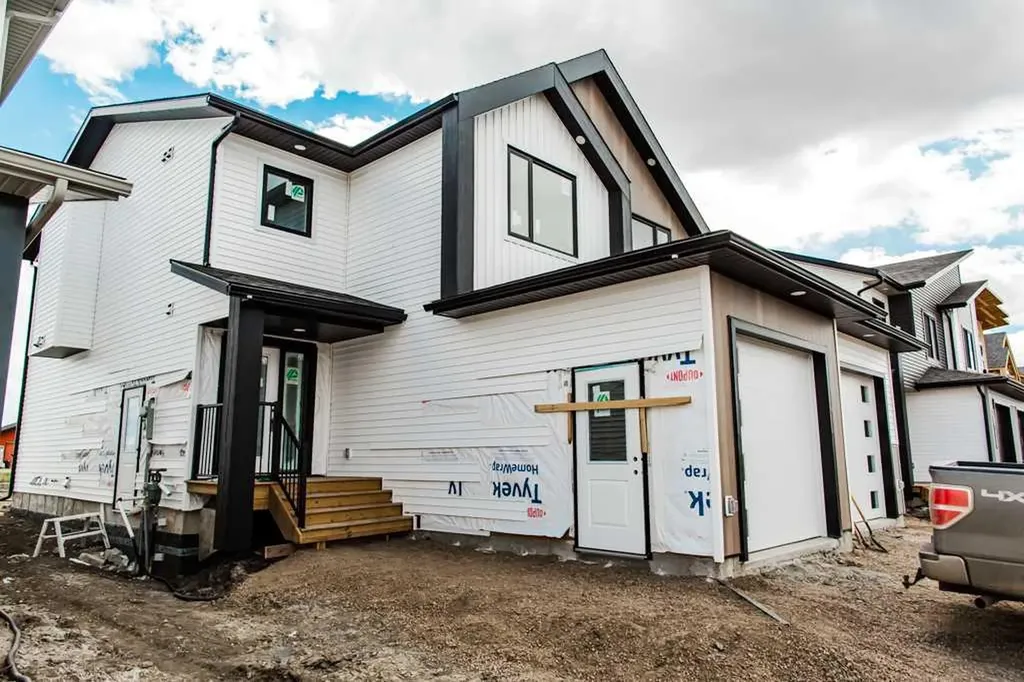 9522 114 Avenue Clairmont AB T8W0W8