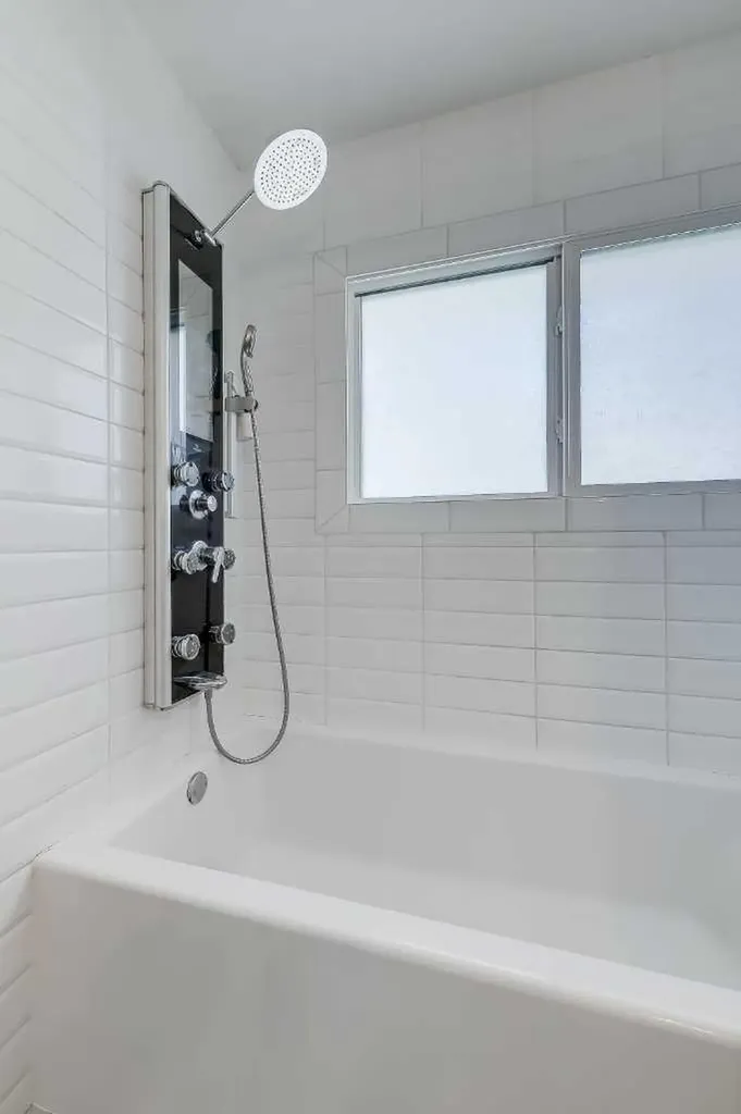 1015 16 Street NE Calgary AB T2E 4S7