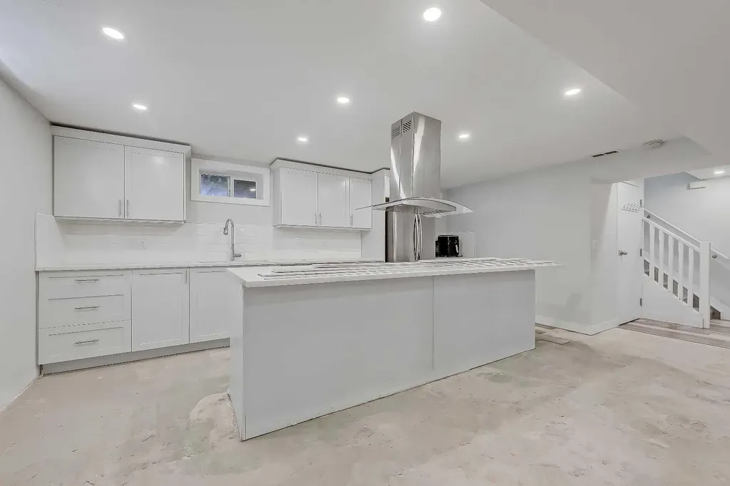 1015 16 Street NE Calgary AB T2E 4S7