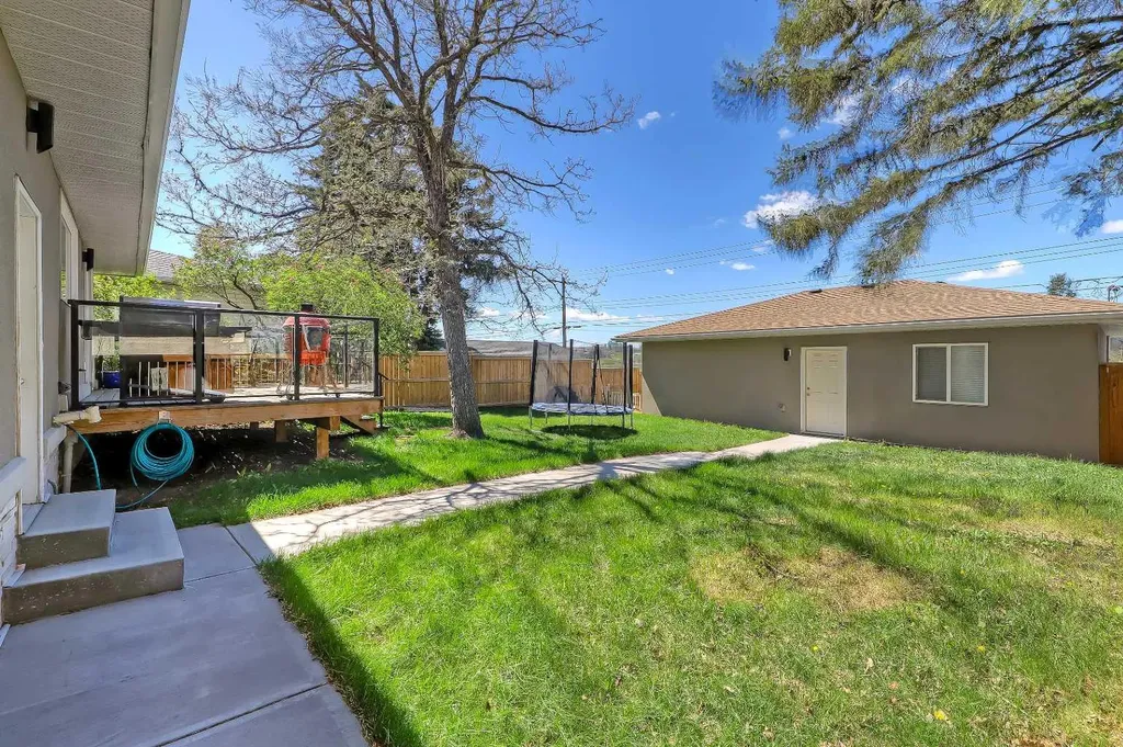 1015 16 Street NE Calgary AB T2E 4S7