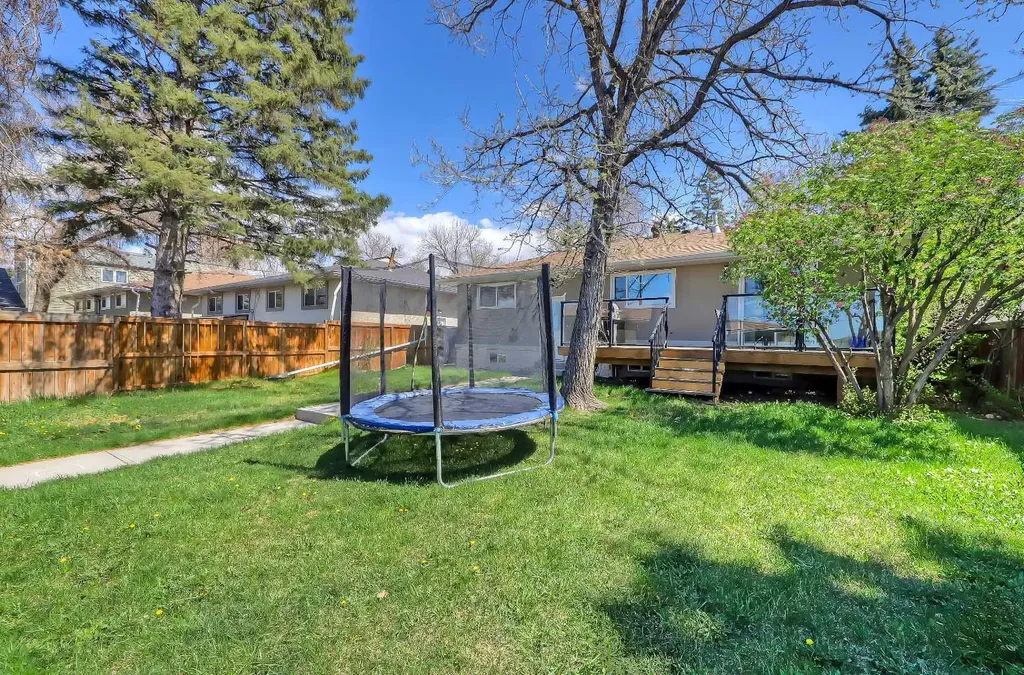 1015 16 Street NE Calgary AB T2E 4S7