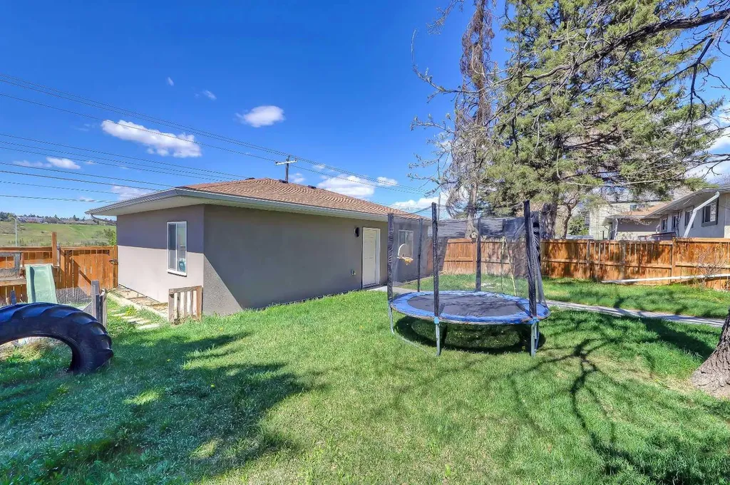 1015 16 Street NE Calgary AB T2E 4S7