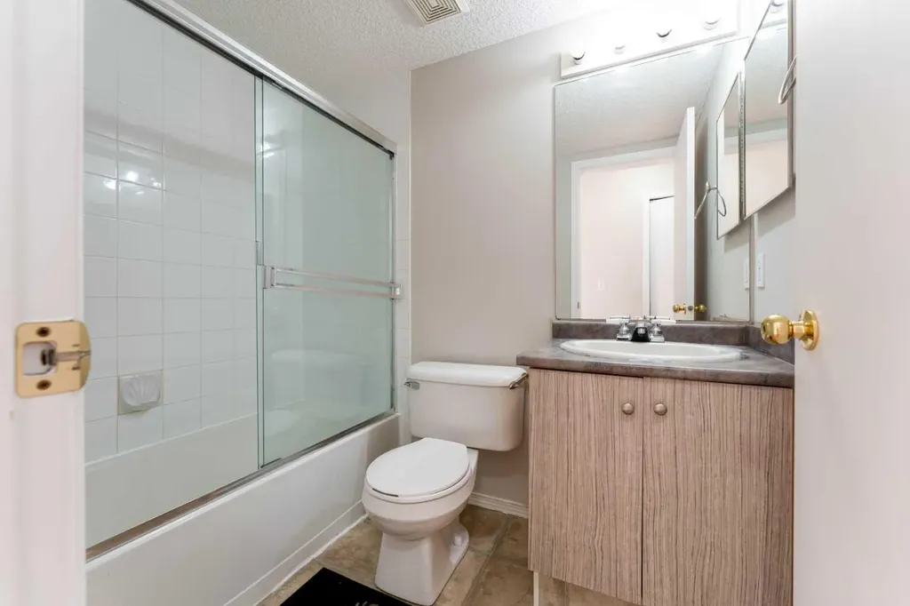 1717 60 Street SE Calgary AB T2A 7Y7