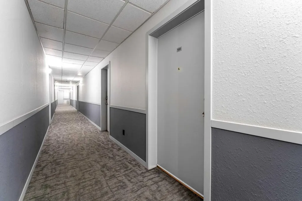 1717 60 Street SE Calgary AB T2A 7Y7